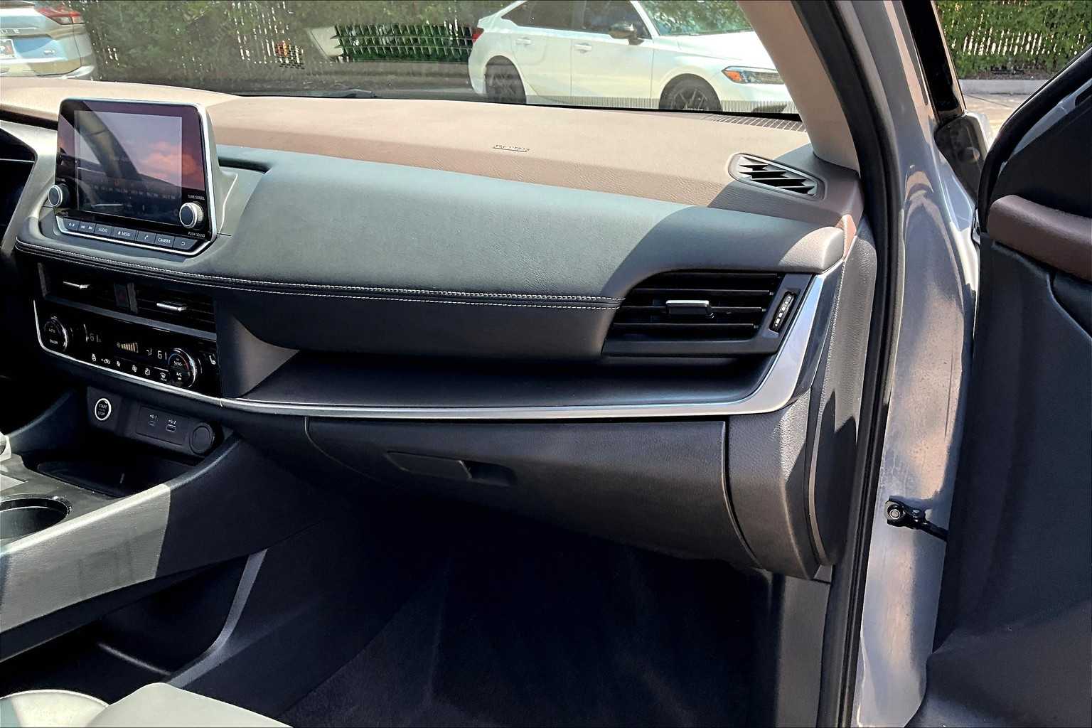 2023 Nissan Rogue SV photo 16