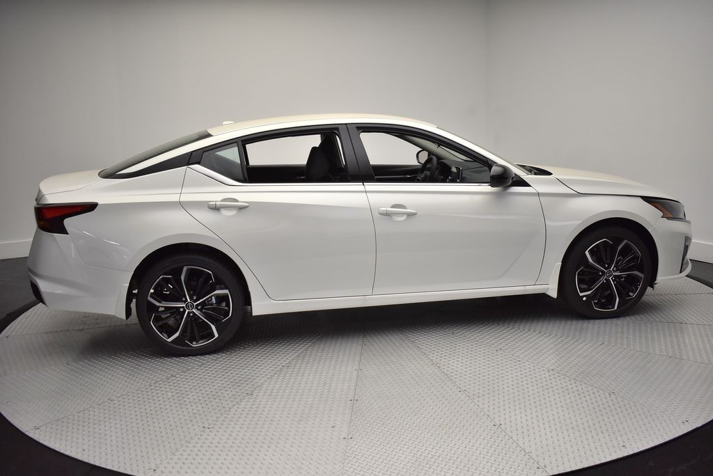 2025 Nissan Altima SR photo 4