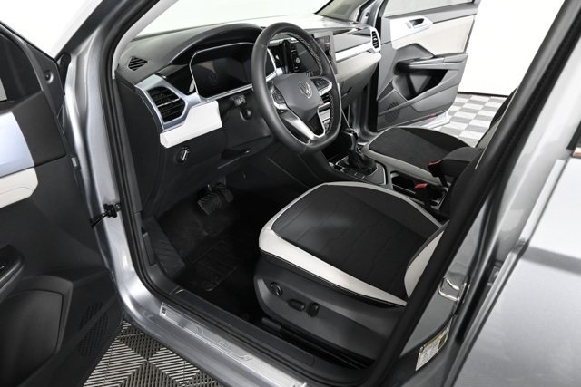 2025 Volkswagen Taos SE photo 24