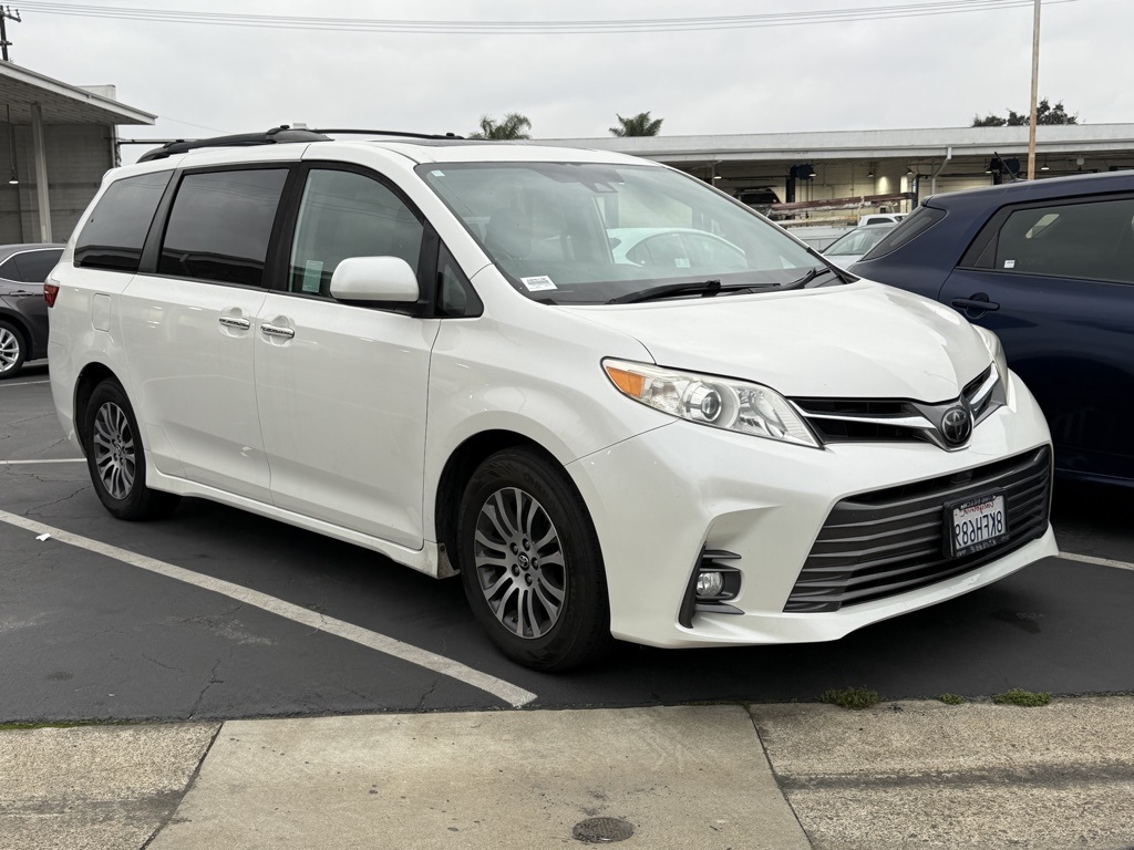 2019 Toyota Sienna XLE's photo