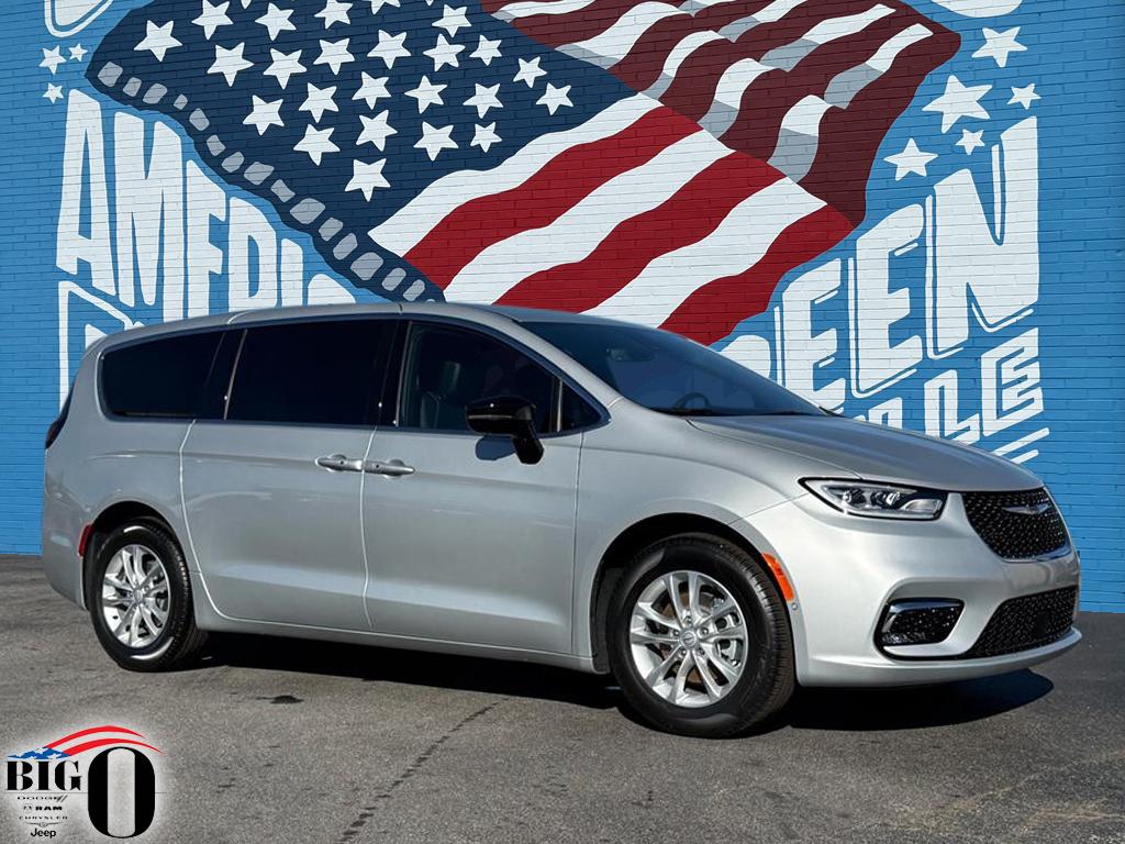 2026 Chrysler Pacifica Select's photo