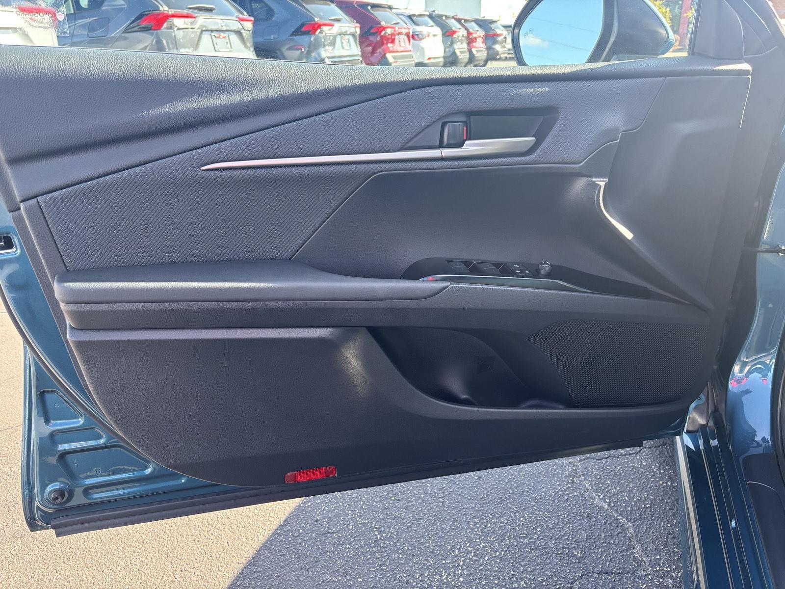 2025 Toyota Camry SE photo 12