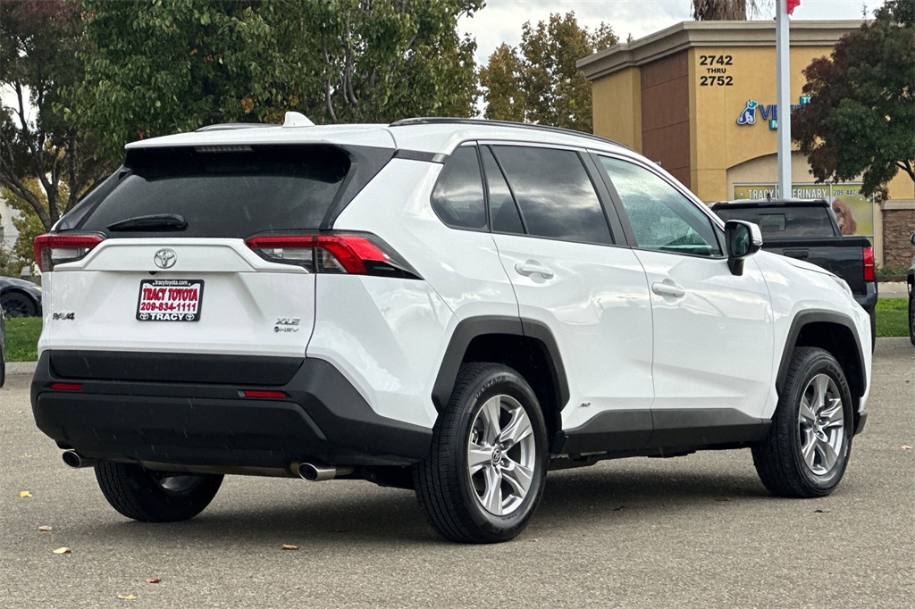 2025 Toyota RAV4 Hybrid XLE photo 4