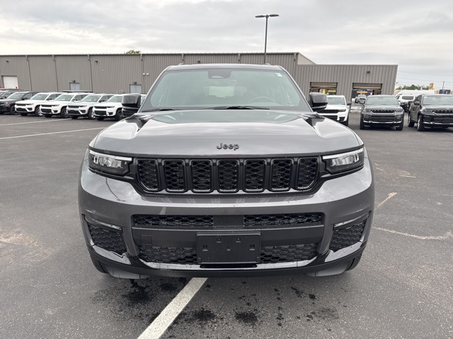 2025 Jeep Grand Cherokee Limited photo 2
