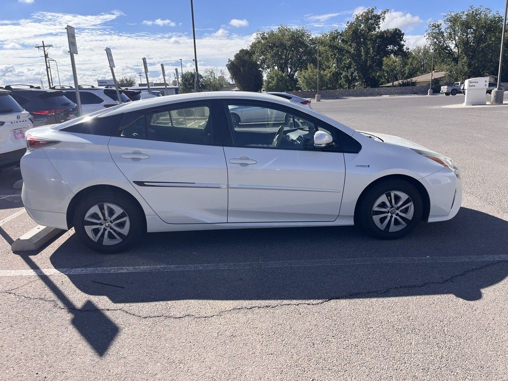 2016 Toyota Prius Four photo 6
