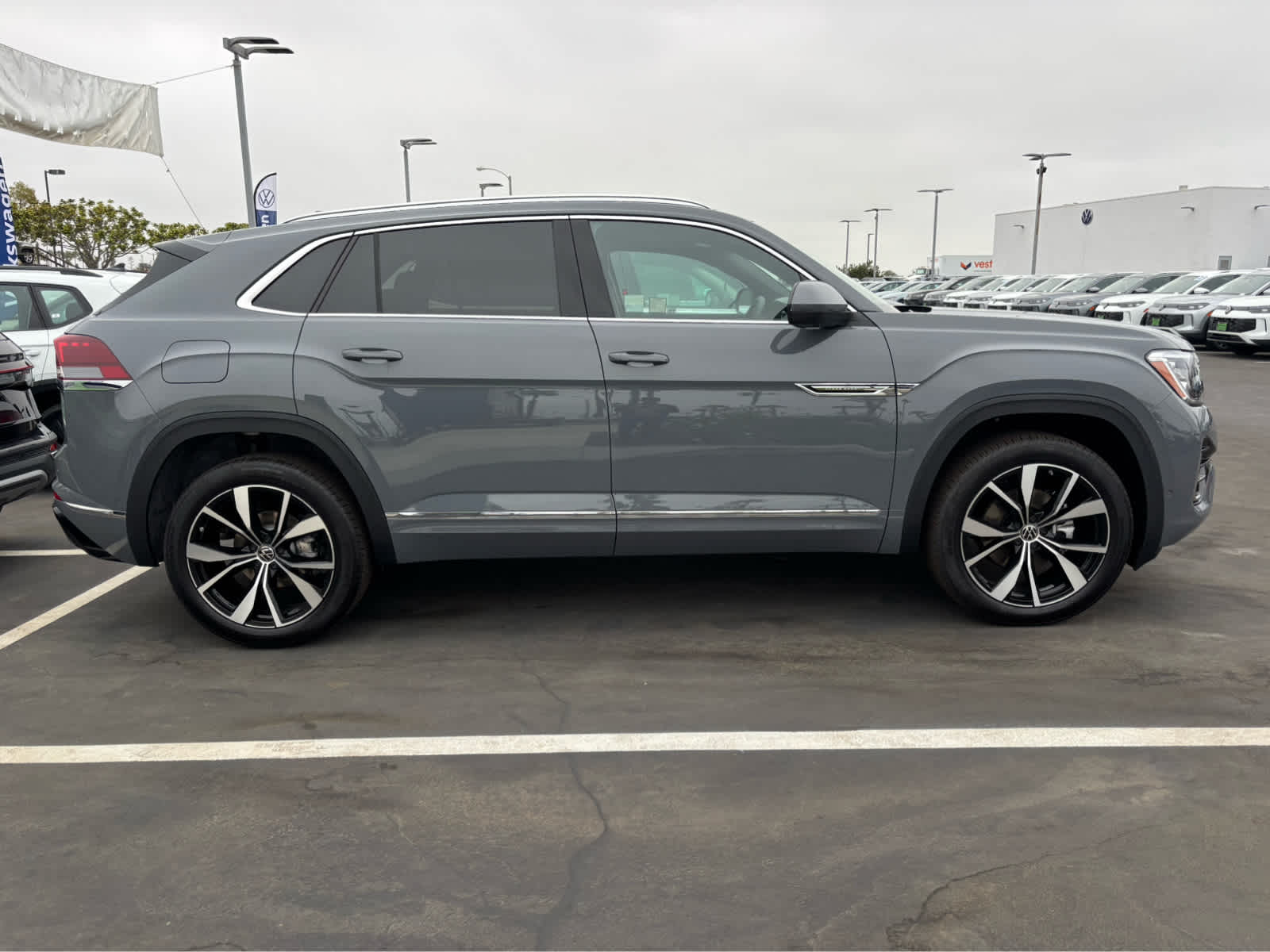2025 Volkswagen Atlas Cross Sport SEL Premium R-Line photo 2
