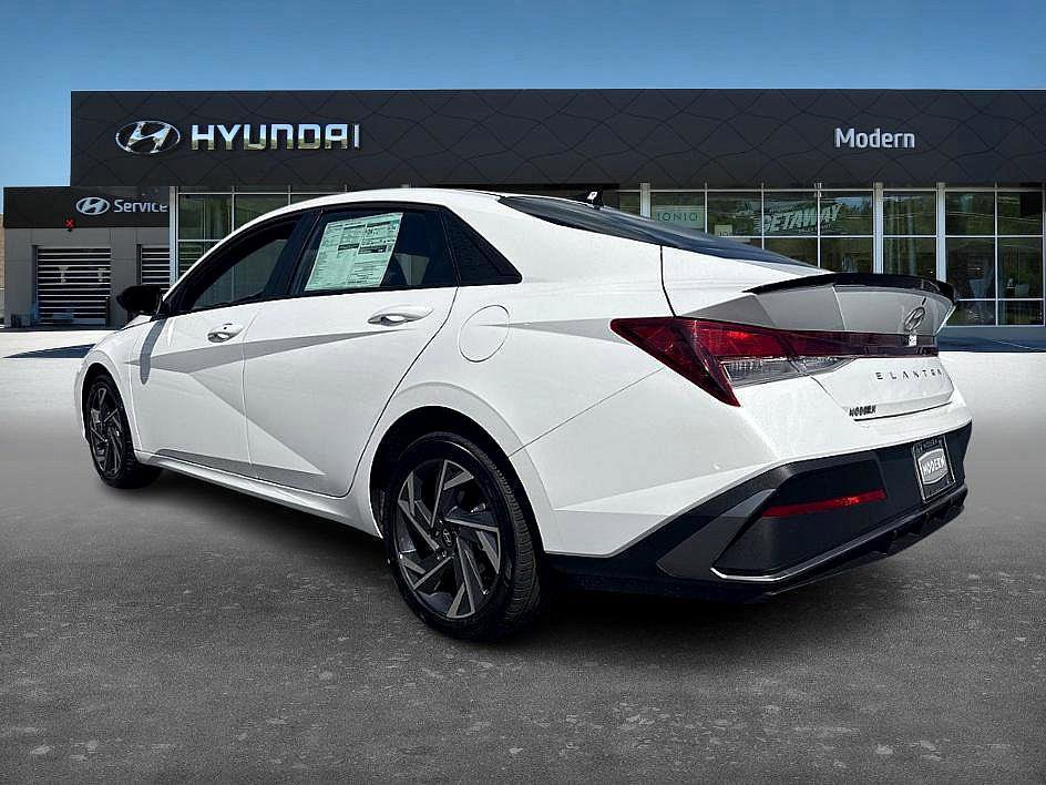 2025 Hyundai Elantra SEL Sport photo 4