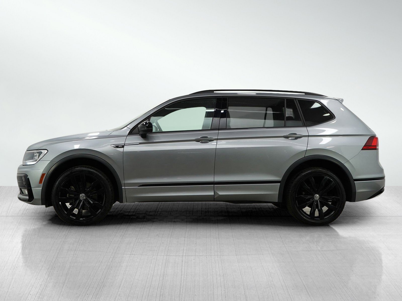 Used 2020 Volkswagen Tiguan SE R-LINE BLACK with VIN 3VV2B7AX5LM138563 for sale in Minneapolis, Minnesota