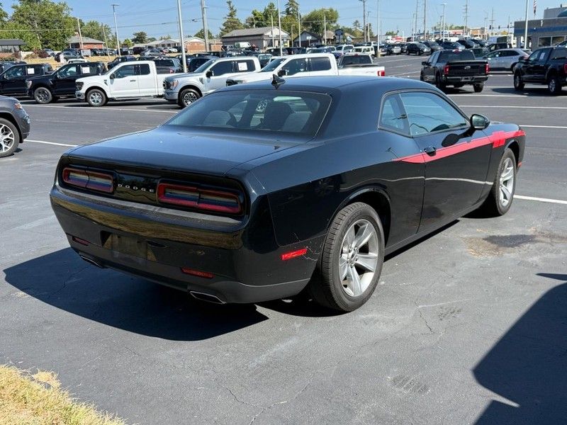 2017 Dodge Challenger SXT photo 3