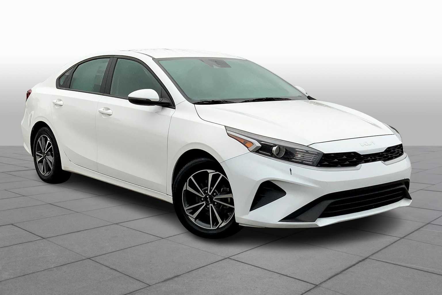 2023 Kia Forte LXS photo 2