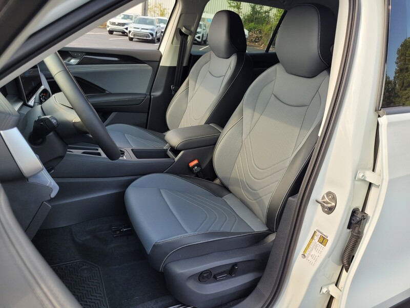 2025 Volkswagen Tiguan SE photo 3