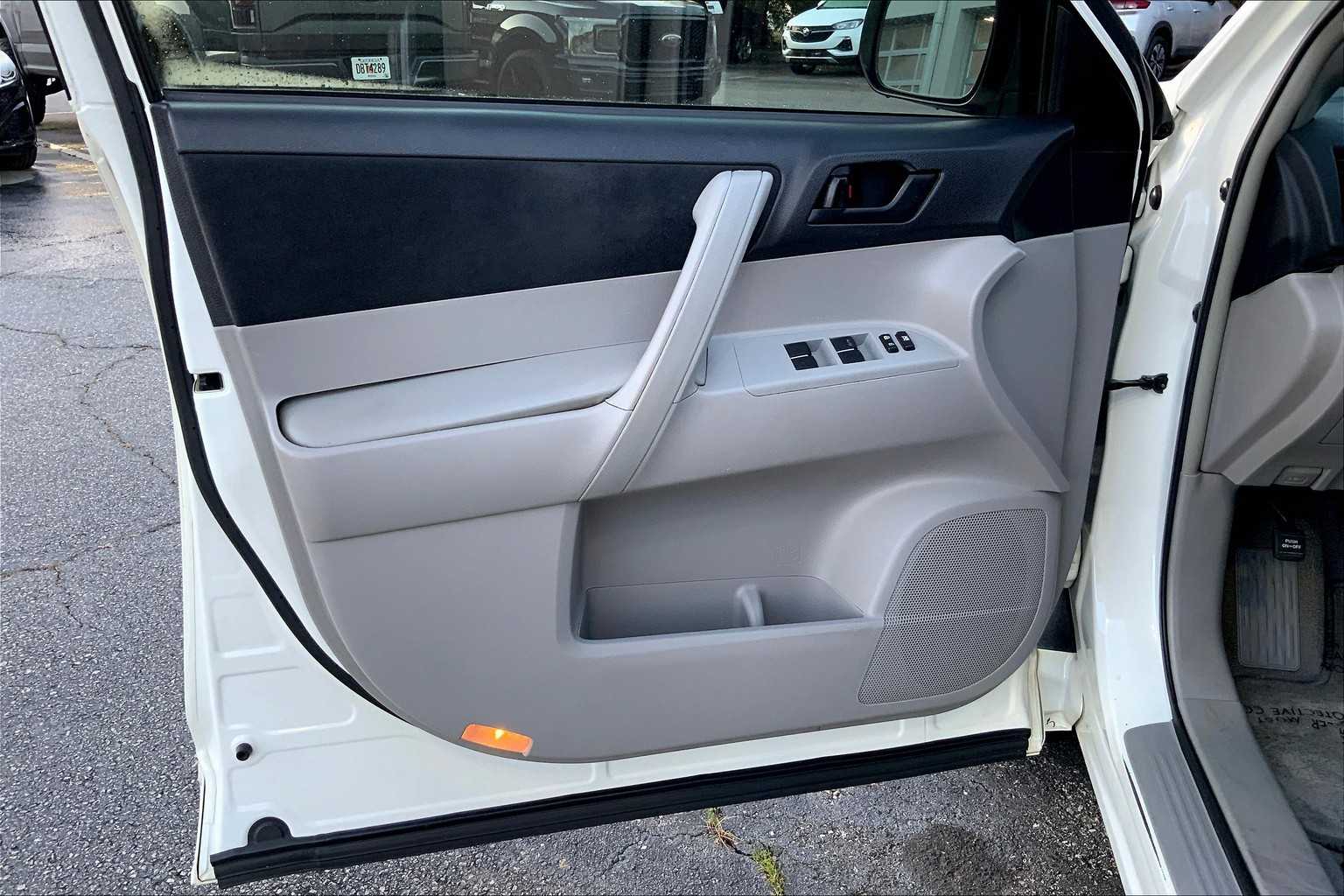 2010 Toyota Highlander Base photo 18
