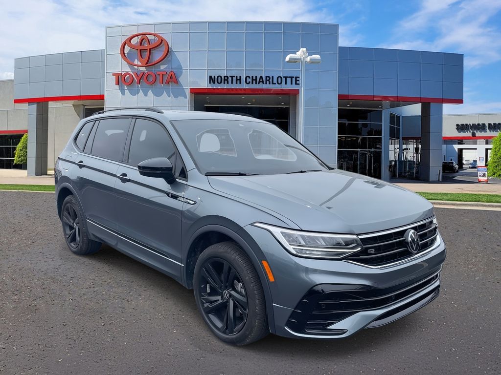 2024 Volkswagen Tiguan SE R-LINE BLACK's photo