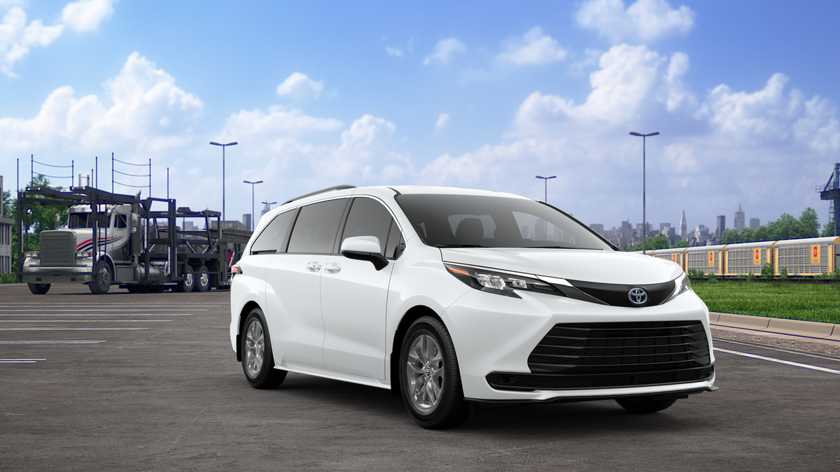 2025 Toyota Sienna LE photo 15
