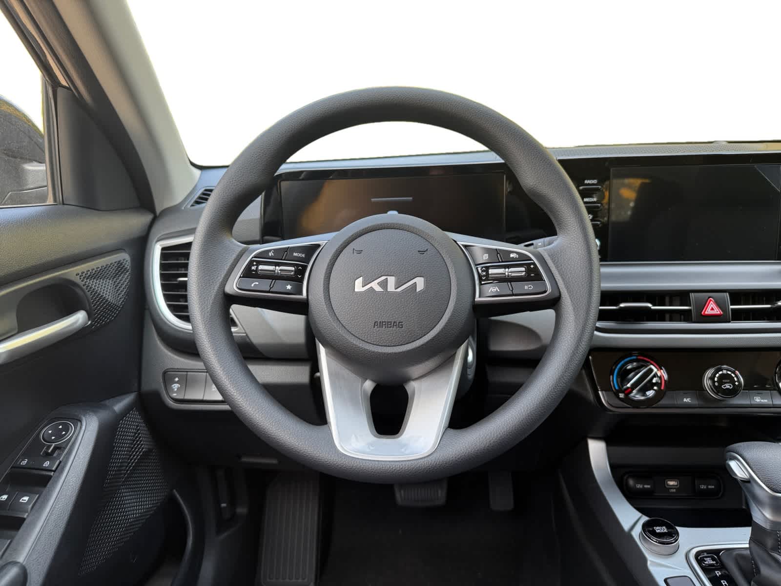 2026 Kia Seltos LX photo 11