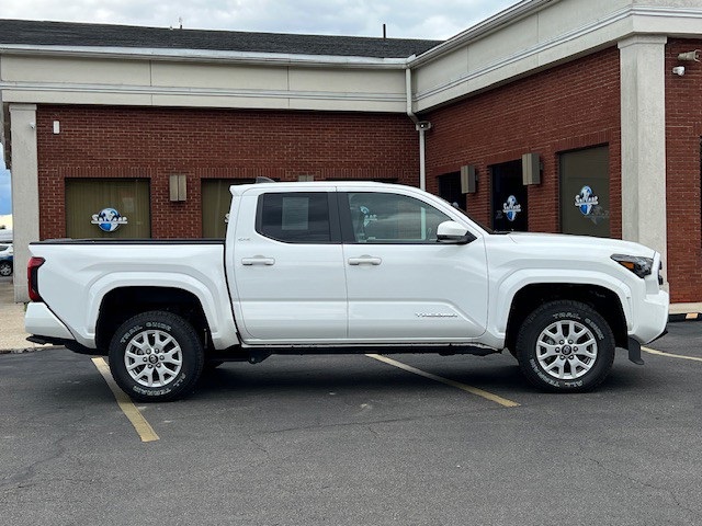 2024 Toyota Tacoma SR5 photo 3