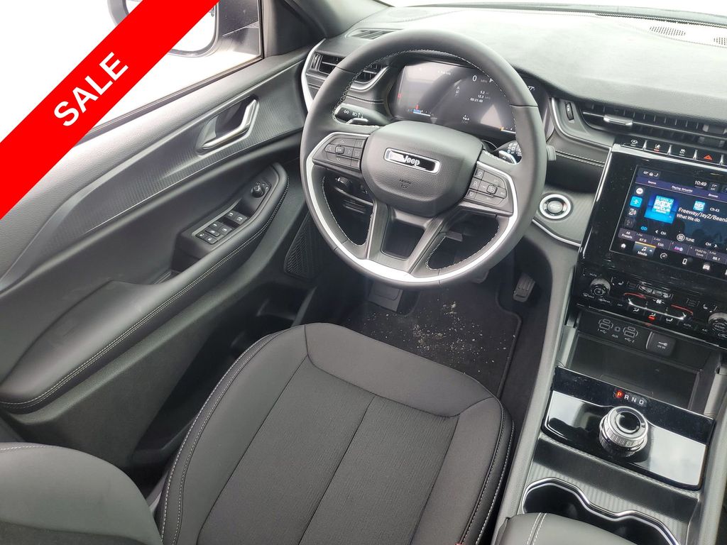 2025 Jeep Grand Cherokee Laredo Altitude photo 23