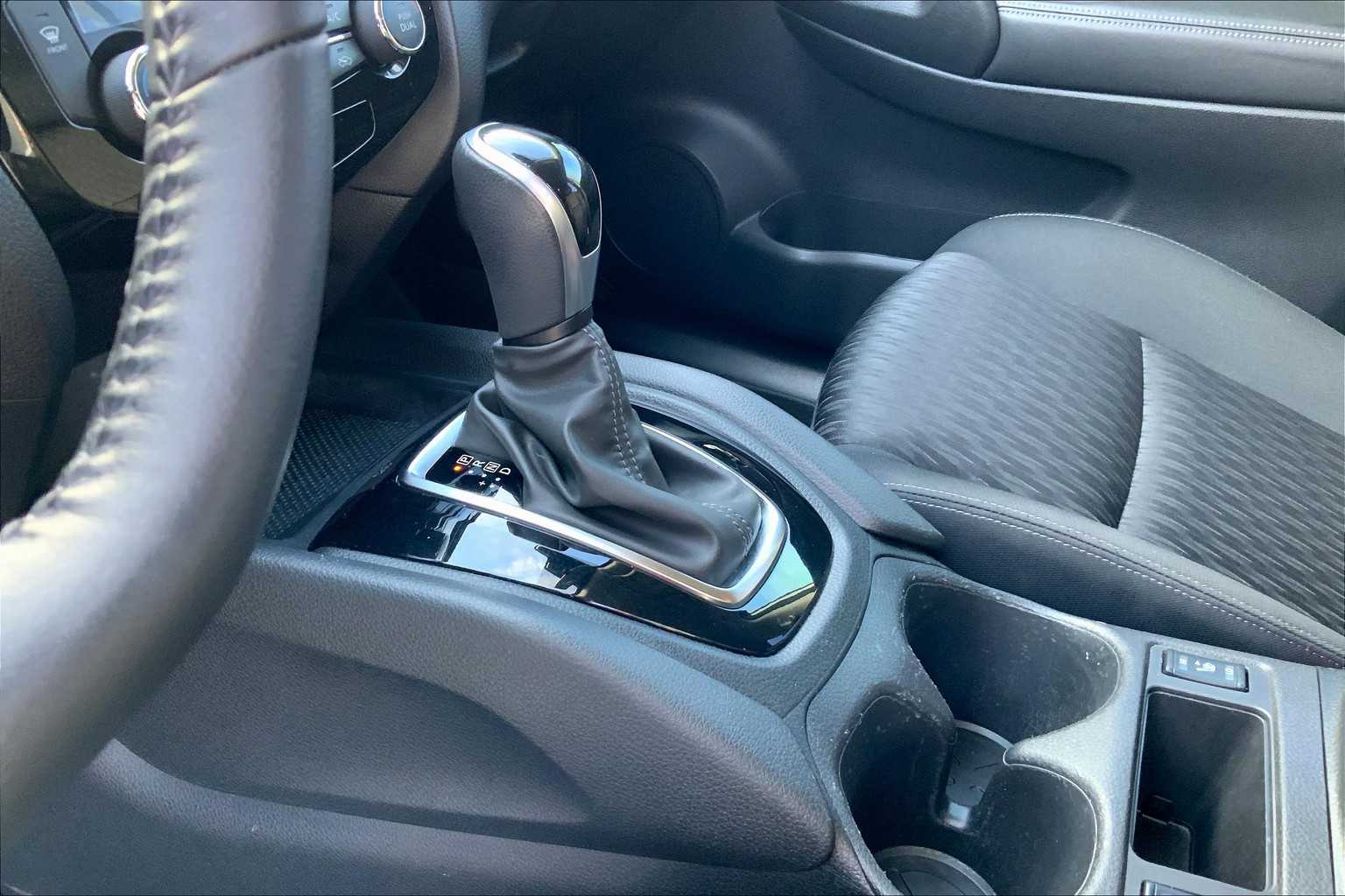 2020 Nissan Rogue SV photo 14
