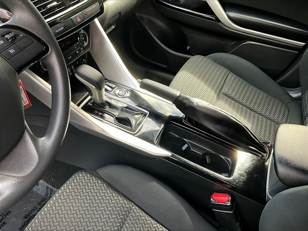 2023 Mitsubishi Eclipse Cross LE photo 13