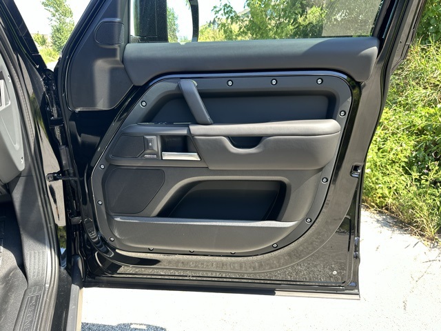 2025 Land Rover Defender 130 X-Dynamic SE photo 19