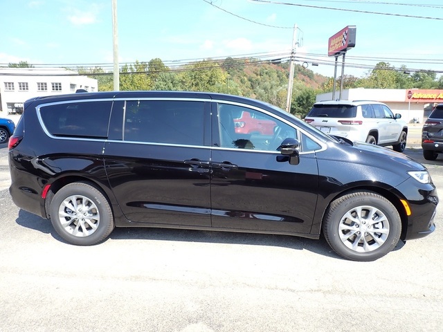 2026 Chrysler Pacifica photo 7