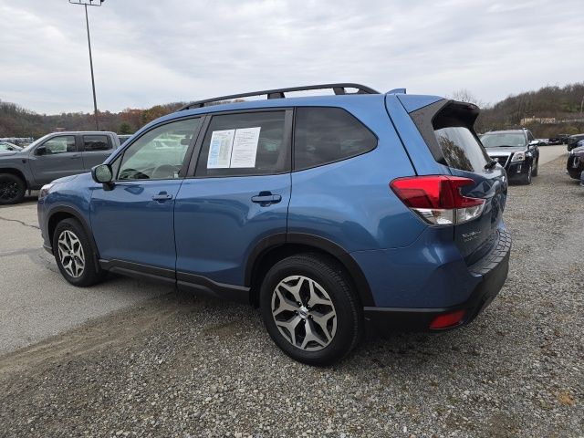 2022 Subaru Forester Premium photo 3