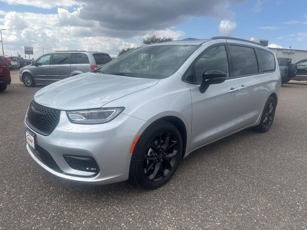 2026 Chrysler Pacifica Limited photo 2