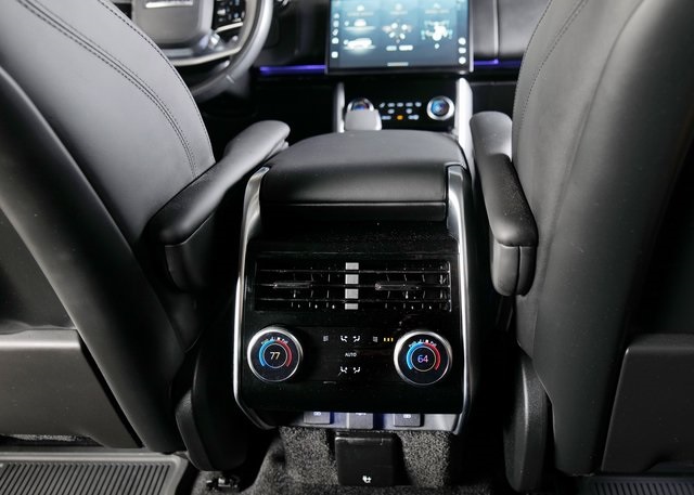 2023 Land Rover Range Rover SE photo 9