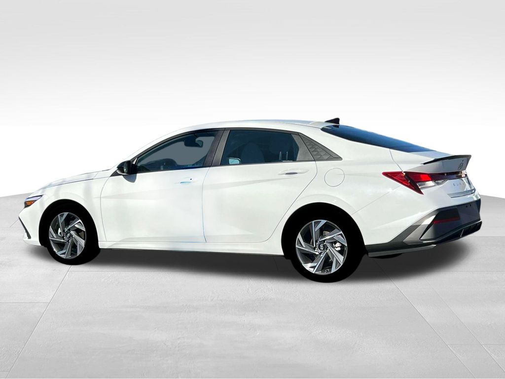 2025 Hyundai Elantra SEL Sport photo 4