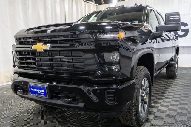 2025 Chevrolet Silverado 2500HD Custom photo 2