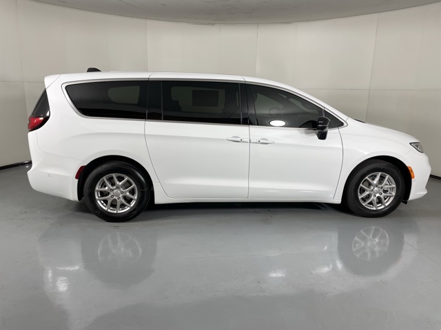 2025 Chrysler Pacifica photo 9