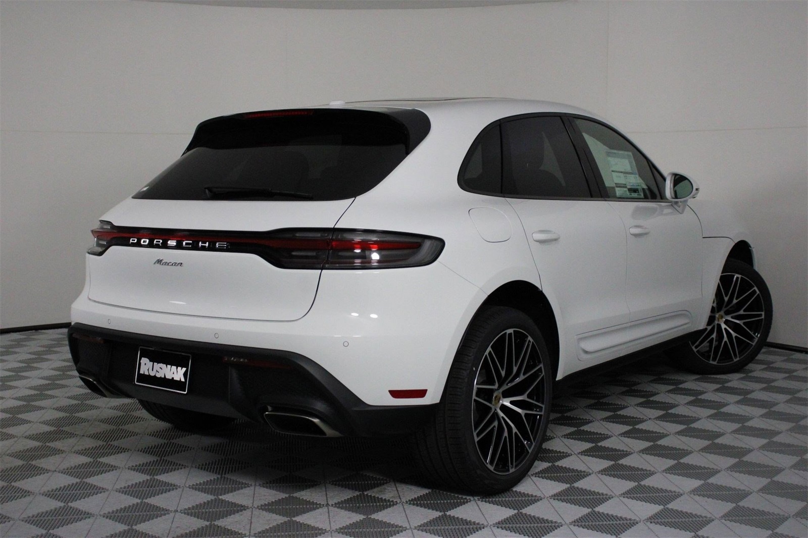 2025 Porsche Macan T photo 7