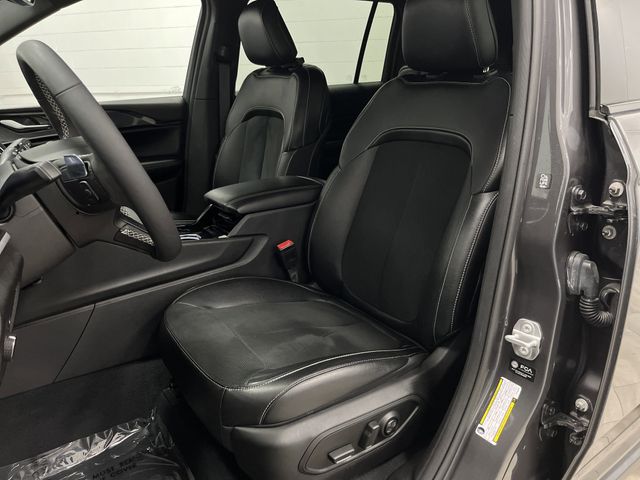 2023 Jeep Grand Cherokee Laredo Altitude photo 3