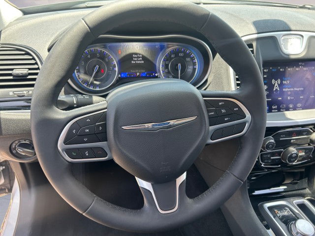 2023 Chrysler 300 Touring photo 12