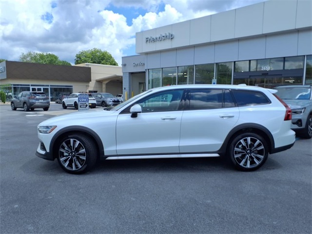2026 Volvo V60 Cross Country B5 AWD photo 3