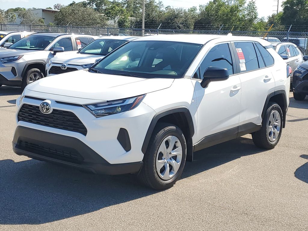 2025 Toyota RAV4 LE's photo
