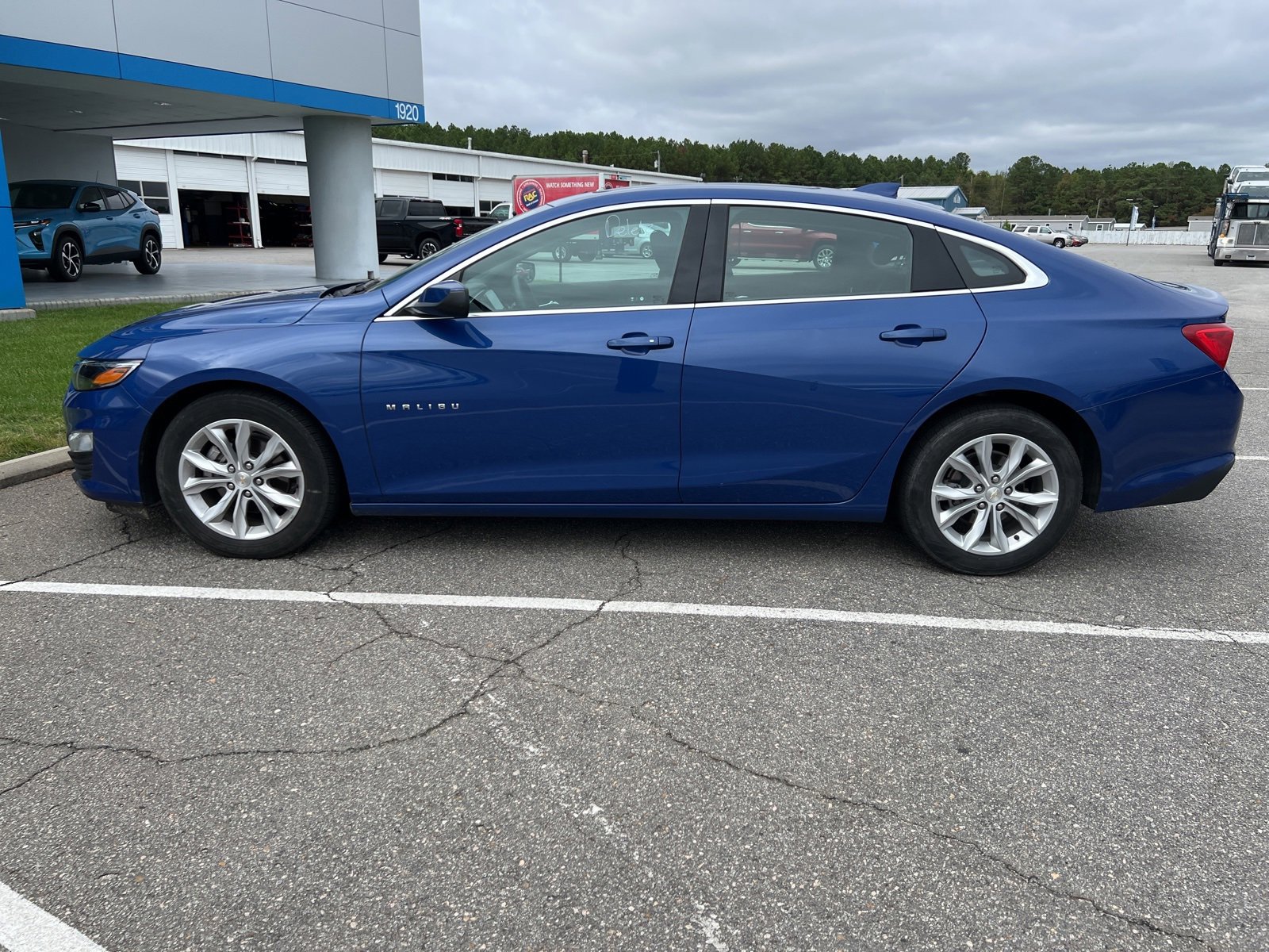 2023 Chevrolet Malibu 1LT photo 2