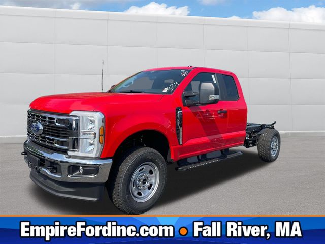 2025 Ford F-350 Super Duty Chassis Cab XL's photo
