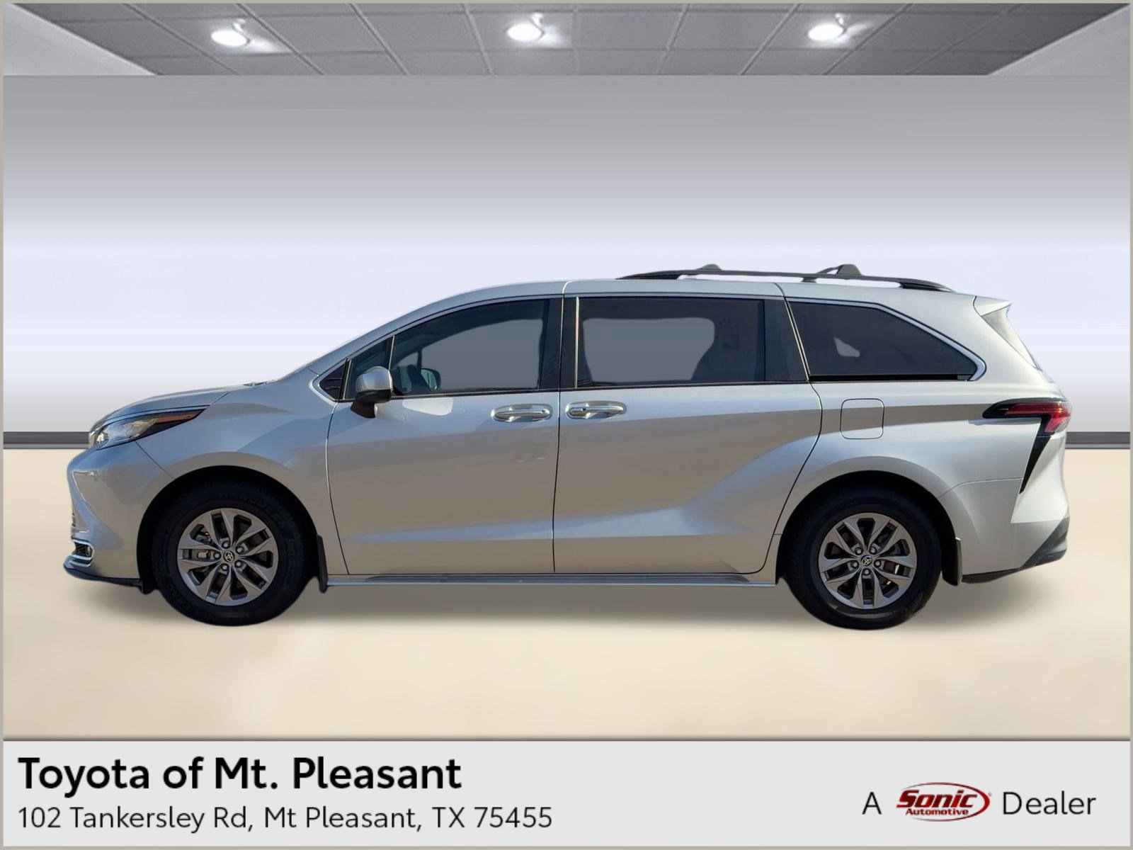 2022 Toyota Sienna XLE's photo