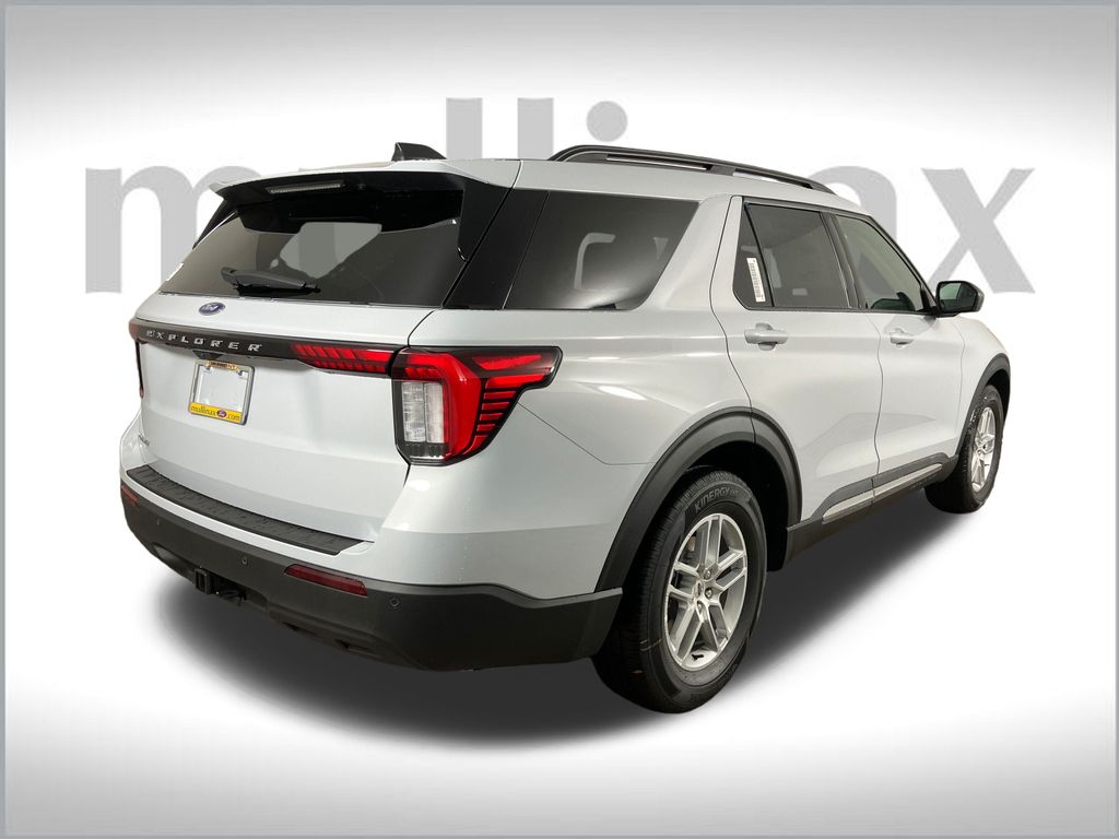 2025 Ford Explorer photo 2