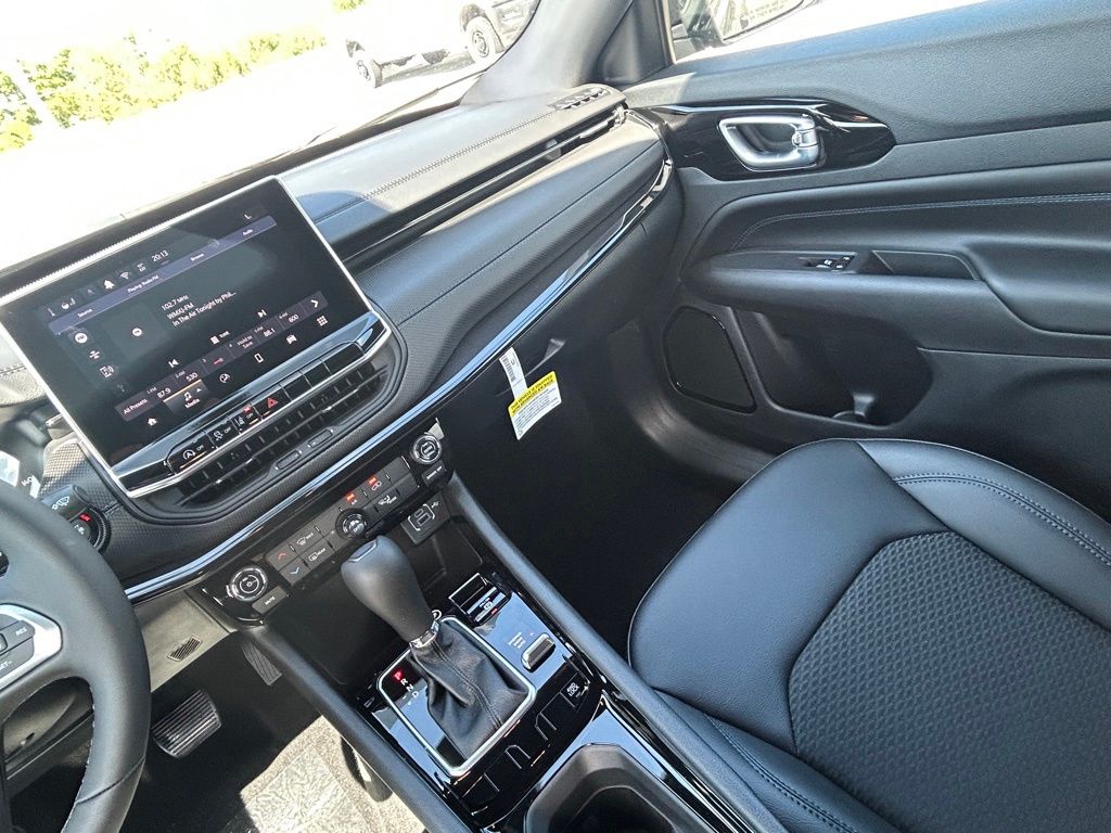 2026 Jeep Compass Latitude Altitude photo 11