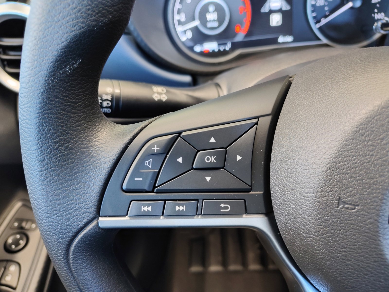 2025 Nissan Versa SV photo 14
