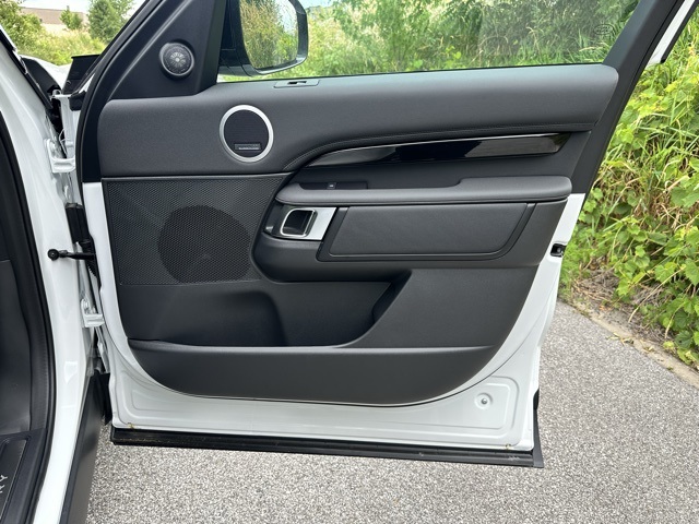 2025 Land Rover Discovery S photo 17