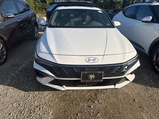 2024 Hyundai Elantra SEL photo 3