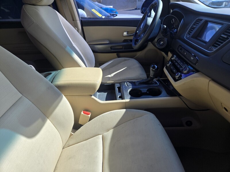 2015 Kia Sedona LX photo 4
