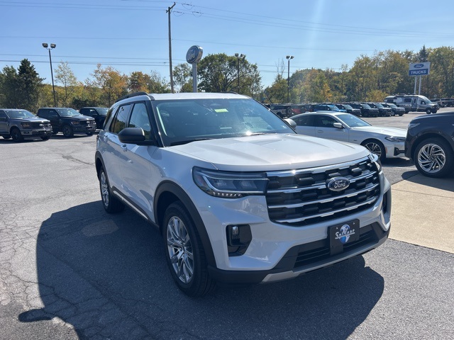 2025 Ford Explorer photo 2
