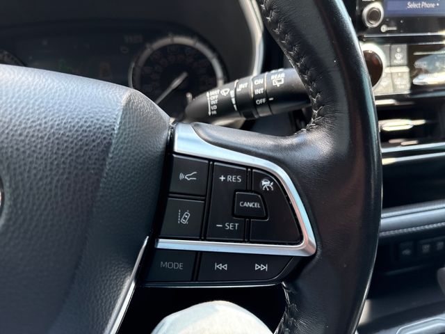 2021 Toyota Highlander XLE photo 25