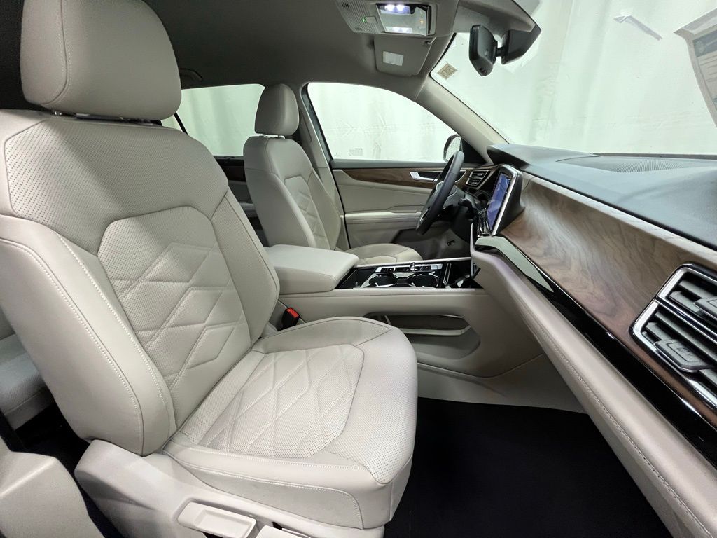 2025 Volkswagen Atlas SE Technology photo 12