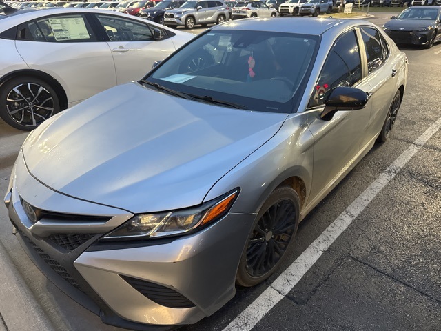 2019 Toyota Camry SE's photo