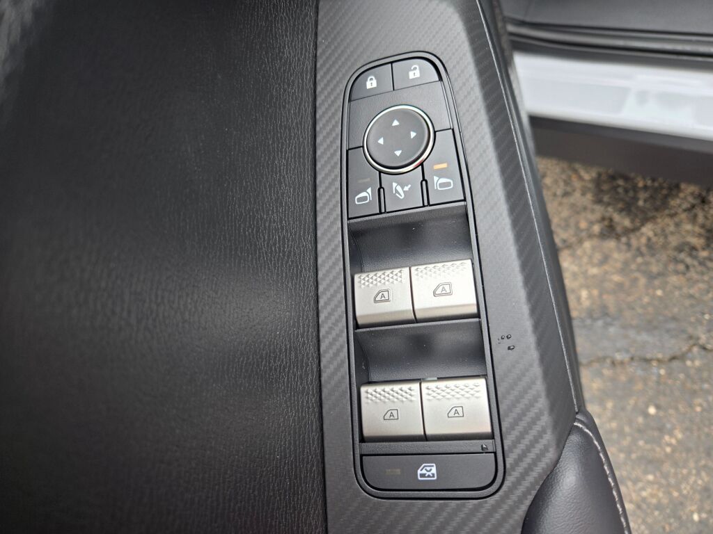 2025 Mitsubishi Outlander SE photo 16